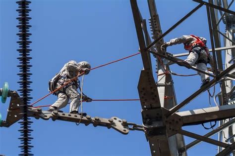 【在特高压电网上如何带电维修？电力工人原来是这么干的……| 3月23日】_傻大方