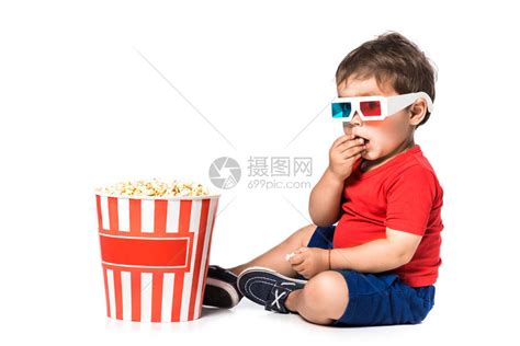 男孩吃爆米花和3D眼镜高清图片下载-正版图片502766608-摄图网