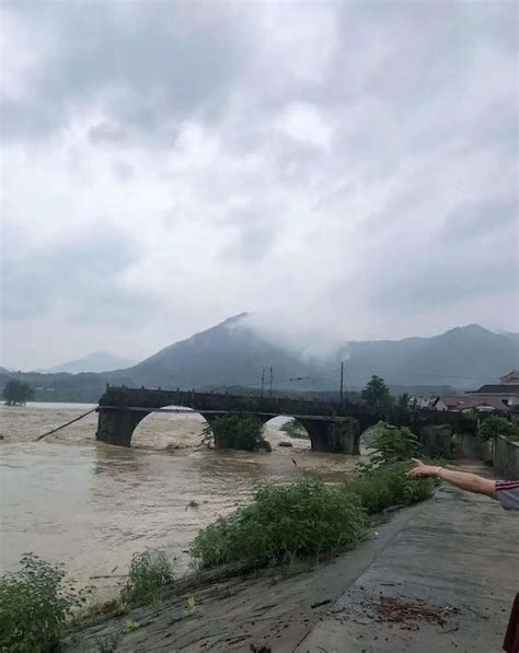 洪水冲塌石家庄一铁路桥百米桥面，部分桥梁被水淹没|洪水|石家庄市|坍塌_新浪新闻