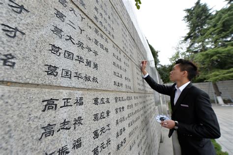 南京大屠杀遇难者名单墙开始描新_新华报业网