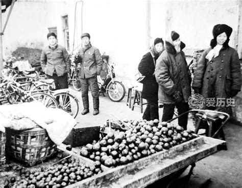 八十年代初哈尔滨的地摊商贩 改革开放的弄潮儿 令人羡慕的万元户__财经头条