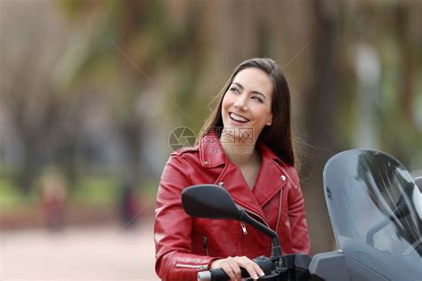 这里的美丽姑娘喜欢坐摩托车后面，笑的满足！-新浪汽车
