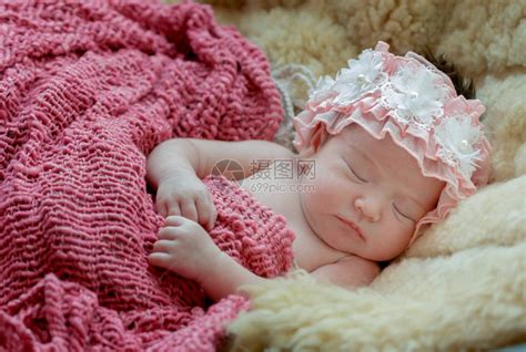 刚出生的女婴睡在毛毯上高清图片下载-正版图片503373772-摄图网