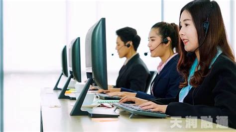 亚洲女性在家工作，成熟学生远程学习，在线课程，呆在家里，社交距离，自由职业，客户服务操作员，电话营销，新常态概念视频素材_ID ...