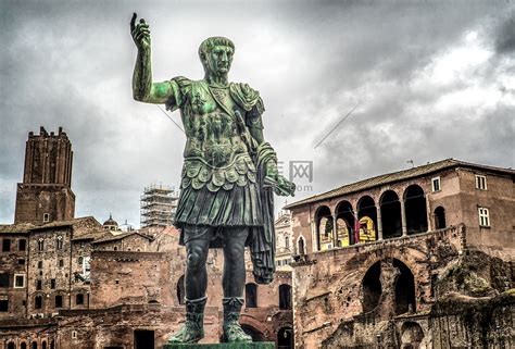 雕像,罗马,恺撒大帝,罗马斗兽场,垂直画幅正版图片素材下载_ID:152912048 - Veer图库