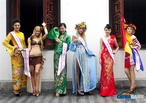 高清：世界各国佳丽南京秀本国特色服装[6]- 中国在线