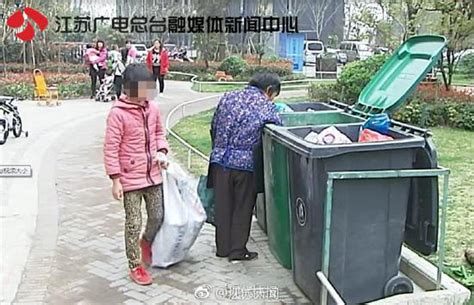 12岁女孩靠捡垃圾度日 吃垃圾桶剩菜(图)_手机新浪网