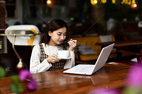 美丽的女人喝杯茶或咖啡高清图片下载-正版图片503061479-摄图网