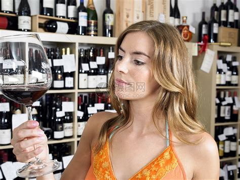 拿着酒杯的女人高清图片下载-正版图片501477433-摄图网