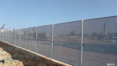 供应珠海江门沿海城市新型圆孔防护网板 工地施工冲孔板围栏_施工围挡_第一枪
