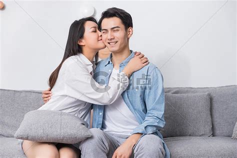 年轻情侣亲吻对方脸颊摄影图6240*4160图片素材免费下载-编号767676-潮点视频