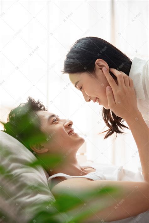 床上亲密的年轻情侣高清摄影大图-千库网