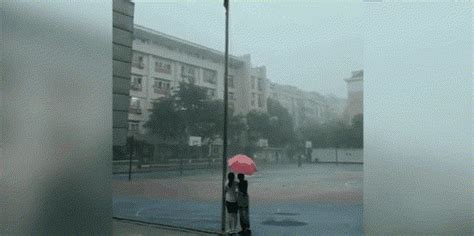 合肥突降暴雨，两名中学女生冒雨收国旗_凤凰网视频_凤凰网