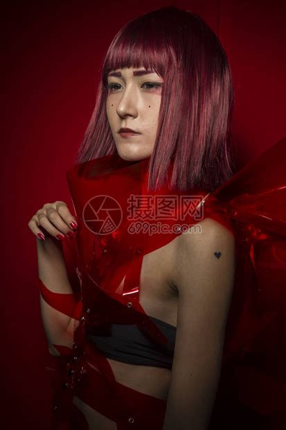 红色塑料服装的东方女孩高清图片下载-正版图片502441977-摄图网