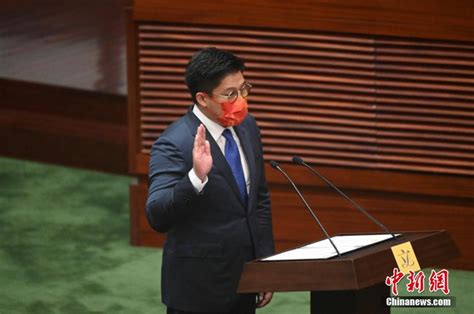 香港26位政治委任官员宣誓拥护《基本法》和效忠香港特区