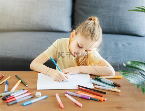 小女孩在家里用彩色铅笔画画.生态学概念，粉刷地球. 高清摄影大图-千库网