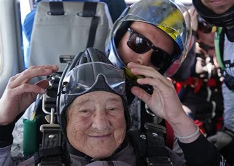 瑞典103岁女人瑞跳伞创全球女性纪录 - 神秘的地球 科学|自然|地理|探索