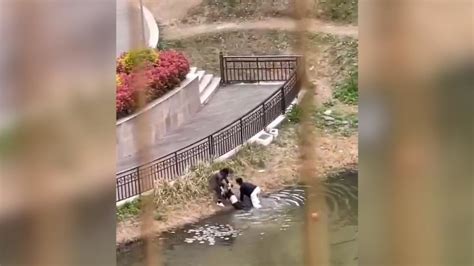 男童溺水，女子听见呼救跳水救起_凤凰网视频_凤凰网