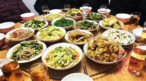 年夜饭团圆饭吃饺子特写高清图片下载-正版图片500771628-摄图网
