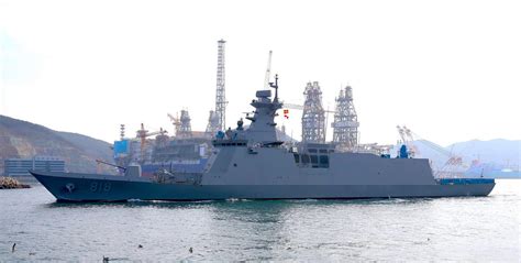 金正恩视察朝鲜新造战舰 亲自体验海上试航