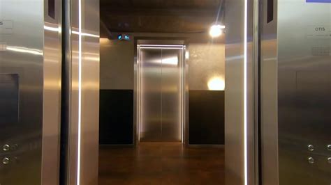 箭头向下的电梯里的数字显示器显示24层到17层视频素材_ID:VCG42N1190663361-VCG.COM