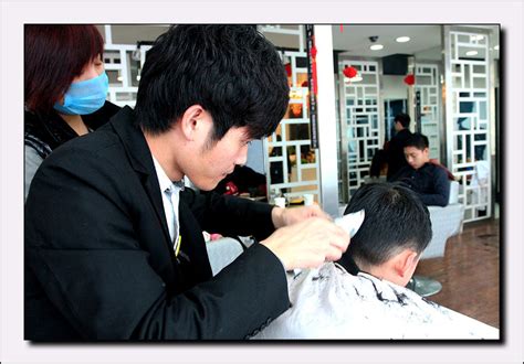理发店理发图片-理发师给美女顾客吹造型素材-高清图片-摄影照片-寻图免费打包下载