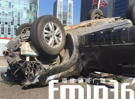 鳌峰大桥发生惨烈车祸 两车迎面相撞护栏被毁_福州新闻_海峡网