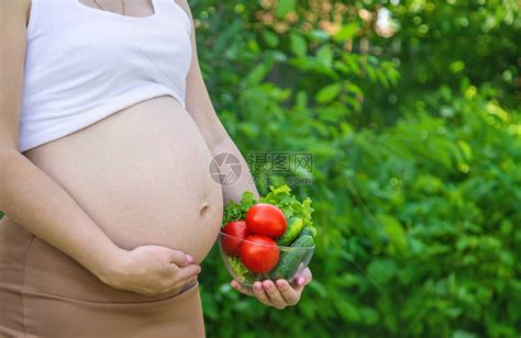 孕妇手里拿着蔬菜有选择高清图片下载-正版图片504131573-摄图网