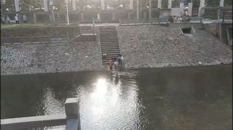 汛期危险！郑州金水河里有孩子玩耍戏水 他们现场制止劝离-大河报网