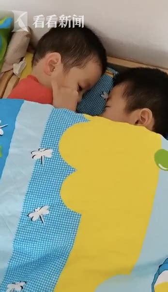 第一天上幼儿园午睡大哭 5岁亲哥哥救场搂他入怀_看现场_看看新闻