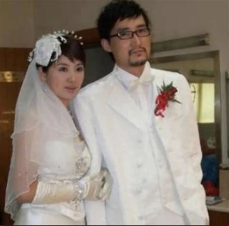 和江珊同居5年，娶二婚李佳，成顶流男星，靳东有什么底气？