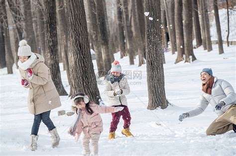寒冷雪地里的冬日甜美美女高清图片下载-正版图片507513459-摄图网