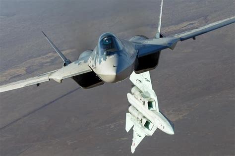 美军“雷鸟”飞行表演队亮相航展 与苏-57涂装相似