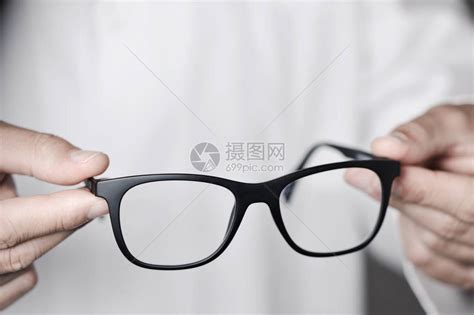 小伙获得一副神奇眼镜，能看到任何人的隐私，也靠眼镜追到了女神_腾讯视频