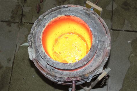 在铸造厂，操作人员将熔化的金属从熔炉中挤出，然后浇注到钢包中视频素材_ID:VCG42N1297108129-VCG.COM
