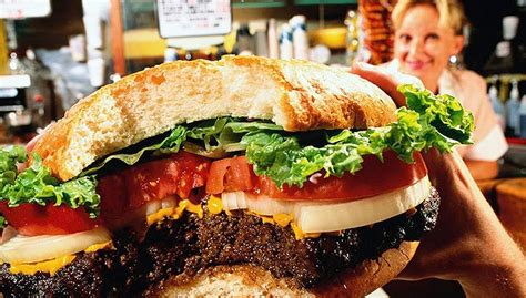 菜单继续变 麦当劳在美国推出超大号的巨无霸汉堡|界面新闻 · 商业