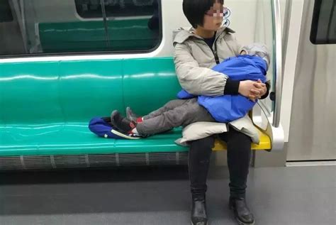 地铁上，这对母子一夜刷屏：敢这样做的妈妈，怎么可能教出熊孩子？|教养|地铁|孩子_新浪育儿_新浪网