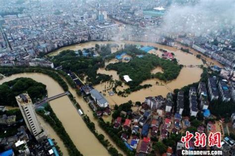 直击江西萍乡洪灾内涝现场：街道变成河 汽车淹水中 - 社会民生 - 生活热点