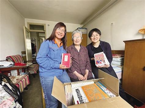 88岁老奶奶捐出三大箱图书本报记者与热心的姐上门取书，帮老人实现心愿_兰州新闻网