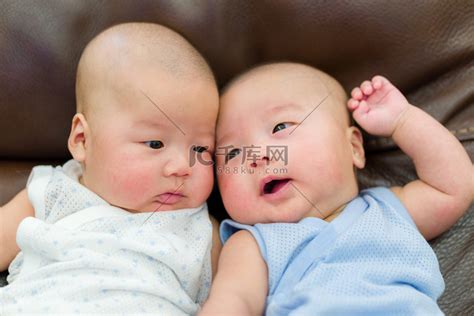 双胞胎男孩高清摄影大图-千库网
