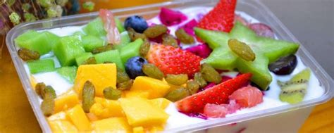 水果沙拉可以放冰箱第二天吃吗？是放冰箱好还是放外面好？