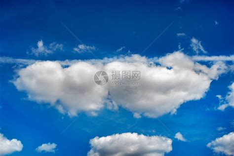 蓝天云飘过天空在云层后面高清图片下载-正版图片506682892-摄图网