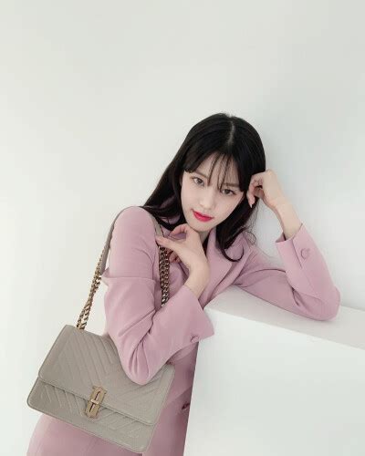 李侑菲图片