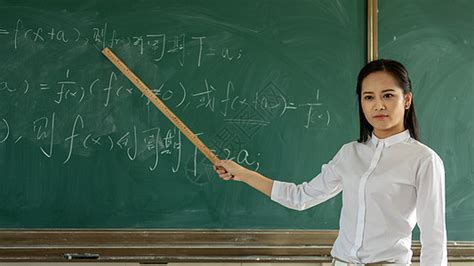 黑板前上数学课的女老师图片素材-正版创意图片500609631-摄图网