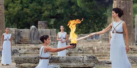 奥运圣火采集：35年来首次无观众 希腊女神创历史_手机新浪网