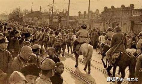 老照片：1949年，人们这样欢迎解放军进城 - 派谷照片修复翻新上色