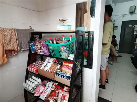 大学生在宿舍设小卖铺卖辣条零食一个月收入2万