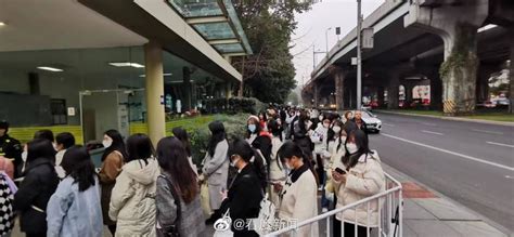 济南市小学生即将开学，山师附小一年级小孩子排队报到！