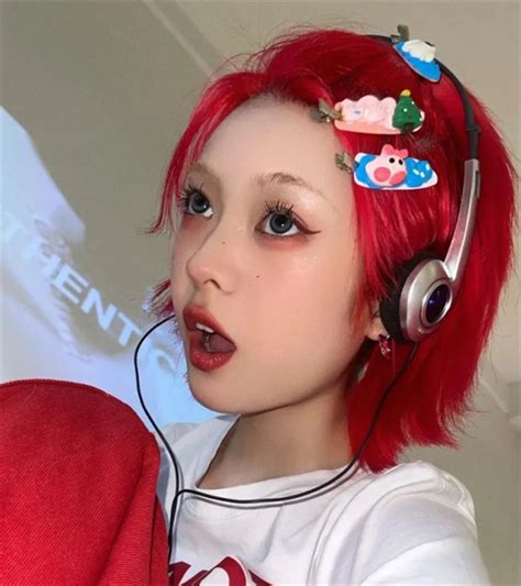 非主流红色短发头像
