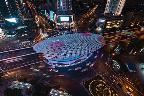 上海杨浦五角场商圈重启 夜幕下流光溢彩美不胜收